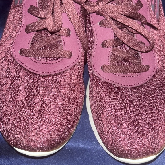 🌟Skechers Sneakers in burgundy, Comfortable Lifestyle Shoes - Picture 5 of 7